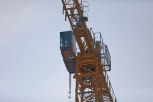 Politiker diskutieren über Vergesellschaftung von Wohnungsbeständen und Investitionssicherheit auf dem Wohnungsmarkt.