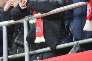 Bayern-Fans feiern den DFB-Pokal, gespannt auf das Duell gegen VfL Osnabrück.