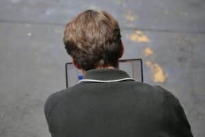 Mann mit Laptop diskutiert digitale Datenschutzreformen und vereinfacht bürokratische Strukturen in Bayern.