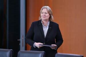 Beamtenbund-Chef Geyer kritisiert Populismus von Politikern und fordert Respekt für Staatsdiener.