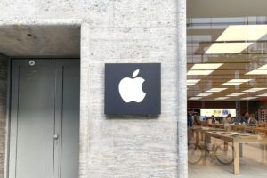 Apple-Logo mit futuristischen KI-Elementen, Nvidia-Chips und Google-Cloud-Referenzen im Hintergrund.