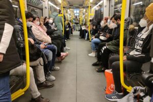 Vollbesetzte U-Bahn in Berlin symbolisiert die Corona-Pandemie und deren wirtschaftliche Auswirkungen auf den Bund.