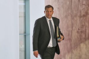 Lars Klingbeil diskutiert Haushaltseinsparungen; Fokus auf Finanzierungsentscheidungen und politische Maßnahmen.
