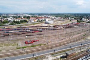 Zugbildungsanlage mit DB Cargo-Zügen vor herausforderndem wirtschaftlichen Hintergrund und EU-Druck.