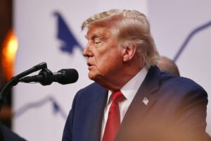 Donald Trump mahnt, während die iranische Delegation nach Verhandlungsabbruch das Hotel verlässt.