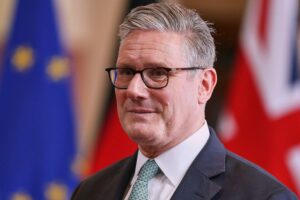Keir Starmer im politischen Spannungsfeld: Herausforderungen, Führungsrennen und die Zukunft der Labour-Partei.