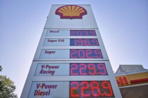 Tankstelle mit Preisanzeige, symbolisiert den bevorstehenden Auslauf des Tankrabatts und mögliche Preiserhöhungen.