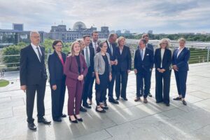 Politiker übergeben Rentenkommissionsbericht; Diskussion über Rentenreformen und zukünftige Altersvorsorge.