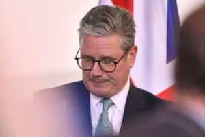 Keir Starmer unter Druck: Rücktrittsgerüchte nach schlechten Umfragewerten und internen Konflikten.