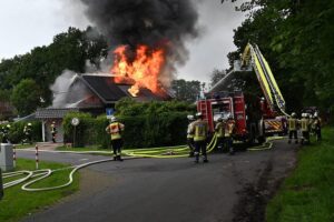Einfamilienhaus in Flammen, Feuerwehr im Einsatz, Schäden, Rettung der Bewohnerin.