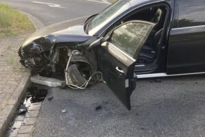 Ein schwer beschädigter schwarzer Audi A8 nach zwei Unfällen in Neu-Isenburg.