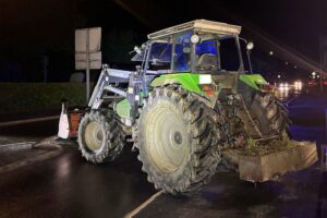Unfall mit Traktor: flüchtiger Fahrer, Verletzte, Polizei, Alkohol, keine Fahrerlaubnis.