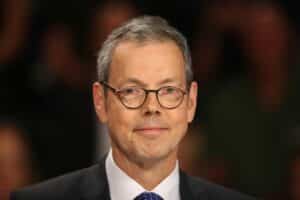 Peter Bofinger diskutiert Rentenversicherung für Beamte, warnt vor finanziellen und verfassungsrechtlichen Problemen.