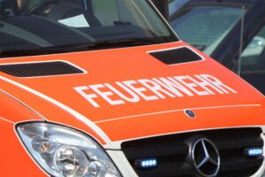 Feuerwehr-Rettungswagen und Einsatzkräfte während der Evakuierung nach Bombenfund in Mainz.