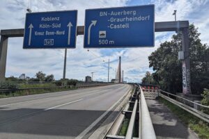 Gesperrte Nordbrücke in Bonn, Baustellenverkehr, Schäden erfordern zwei Jahre Neubauarbeiten.