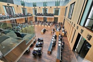 Bundesratssitzung mit Politikern, Diskussion über Schuldenbremse, Steuerreform und finanzielle Herausforderungen.