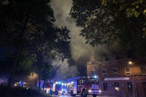 Brand im ehemaligen Club Magnum, Feuerwehr im Einsatz, starke Rauchentwicklung, Schloßstraße gesperrt.