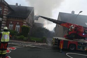 Brand in Scheeßel: Arbeits- und Wohngebäude schwer beschädigt, keine Verletzten.