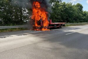 Brennender LKW auf Autobahn 52, Feuerwehr im Einsatz, Rauchentwicklung, Vollsperrung.