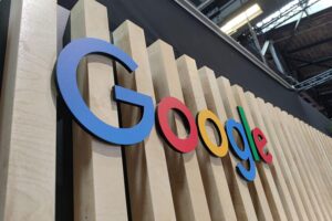 Google-Logo mit Hinweis auf neue Regelungen für Verlage und KI-Inhalte in Großbritannien.