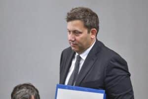 Lars Klingbeil diskutiert Gesundheitsfinanzierung; Kritik am geplanten Sparpaket für Krankenversicherung.