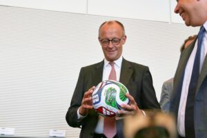 Christiane Schenderlein begrüßt Deutschlands mögliche WM-Bewerbung, betont Werte und regionale Verteilung.