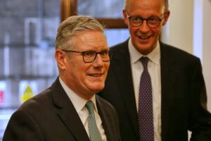 Keir Starmer und Friedrich Merz im Archiv, symbolisieren den politischen Wechsel in Europa.