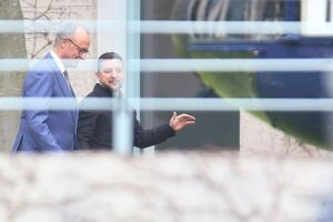 Friedrich Merz und Wolodymyr Selenskyj diskutieren über Friedensverhandlungen und die Ukraine-Russland-Konflikte.