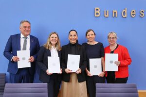 Grafik mit Anstieg der Petitionen, Bundestagsgebäude, engagierte Bürger, Statistik und Petitionsausschuss.
