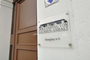 CDU-Landrat Czekalla jubelt über Wahlerfolg, symbolisiert Hoffnung für Sachsen-Anhalt Landtagswahl.