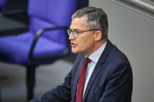Roderich Kiesewetter kritisiert Iran-Deal, fordert deutsche Minenräumboote zur Sicherung der Schifffahrt.