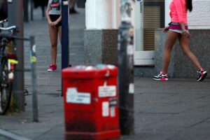 Ein kritischer Politiker diskutiert das Prostitutionsrecht in Deutschland und beklagt Kommissionszusammensetzung.