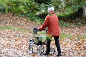 Seniorin betrachtet nachdenklich gesellschaftliche Herausforderungen der Alterssicherung und Rentenpolitik in Deutschland.
