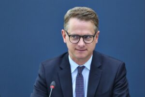 Carsten Linnemann spricht über Wirtschaft und Sozialpartnerschaft bei einem Treffen in Berlin.