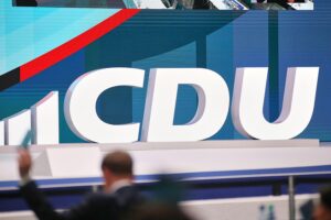 CDU-Logo mit der Überschrift: "CDU fordert Aussetzung der Schulbegleitungsreform in Hamburg".