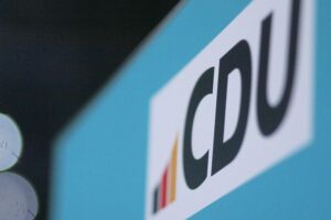 CDU-Logo vor Wahlkampfbanner, symbolisiert den Fokus auf Sachsen-Anhalt und bevorstehende Landtagswahl.