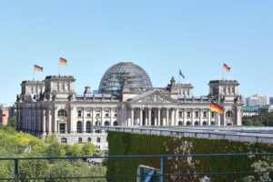 Reichstagsgebäude in Berlin, Symbol für politische Entscheidungen zu Cybersicherheit und China-Kooperationen.