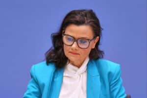 Gitta Connemann kritisiert Arbeitszeitreformentwurf als unvereinbar mit Koalitionsvertrag und schädlich für Mittelstand.