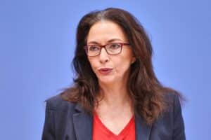 Yasmin Fahimi kritisiert Rentenreformen und fordert Gerechtigkeit für langjährige Versicherte.