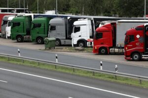 Daimler Truck könnte wegen CO2-Vorgaben existenziell bedroht sein. Lkw, Elektro, Infrastruktur, Herausforderungen.