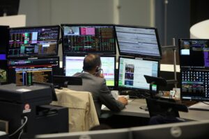 Dax-Index sinkt, US-Inflation stabilisiert Märkte, hohe Energiepreise belasten Investorenstimmung.