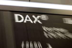 Dax-Anzeigetafel zeigt Kurssteigerung, während Anleger zurückhaltend bleiben und auf Stabilisierung hoffen.