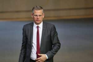 Christoph de Vries verurteilt Brandanschläge auf Fahrzeuge, fordert stärkere Maßnahmen gegen Linksextremismus.