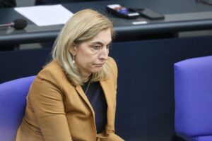 Nina Warken diskutiert Reformen, die Jobs im Gastgewerbe gefährden könnten.