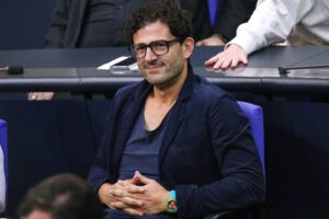 Luigi Pantisano spricht gegen Milliardäre und für die Rechte der Arbeiterklasse auf Parteitag.