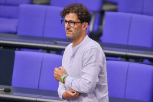 Luigi Pantisano kritisiert Friedrich Merz und die Union scharf in einem politischen Kontext.