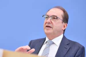 Alexander Dobrindt präsentiert das neue Zentrum zur Abwehr hybrider Bedrohungen in Berlin.