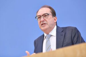 Alexander Dobrindt spricht über hybride Bedrohungen und neue Abwehrmaßnahmen in Deutschland.