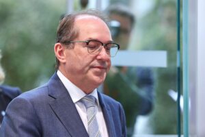 Alexander Dobrindt diskutiert Kürzung des Bürgergeld-Regelsatzes für finanzielle Entlastung.