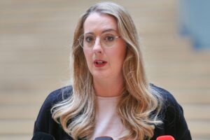 Katharina Dröge kritisiert EU-Asylreform: Menschenrechte und menschenwürdige Politik stehen im Fokus.